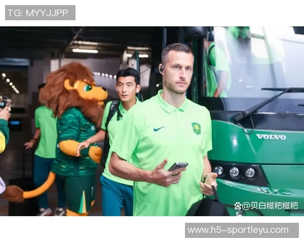 中卫外援拉莫斯身穿国安外套亮相训练场引发球迷热议